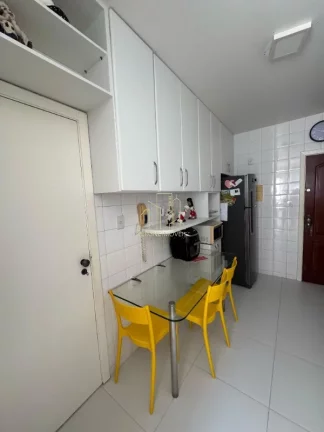 Imagem Excelente apartamento decorado com três quartos varanda a venda na Pituba