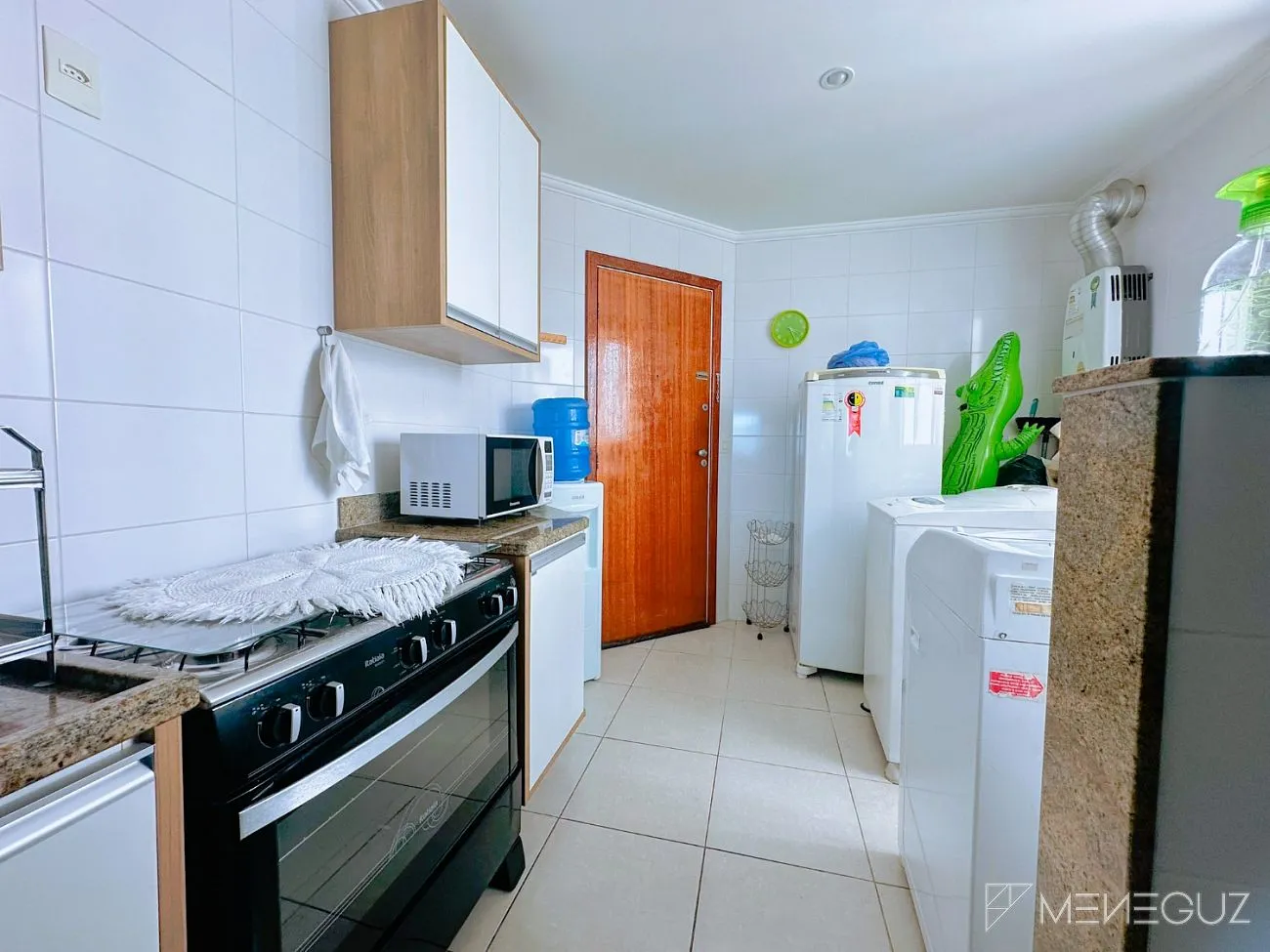 Imagem Apartamento Mobiliado na Praia do Morro - 3 Quartos em Prédio Frente Mar!