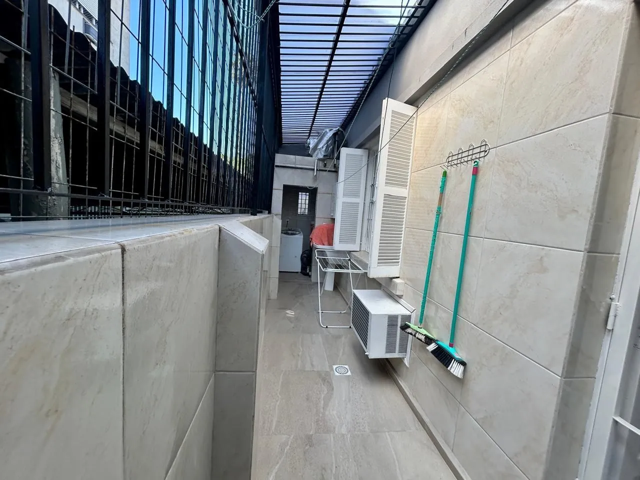 Imagem Casa 8 dormitórios, 5 banheiros e 6 vagas no Bairro São João Porto Alegre
