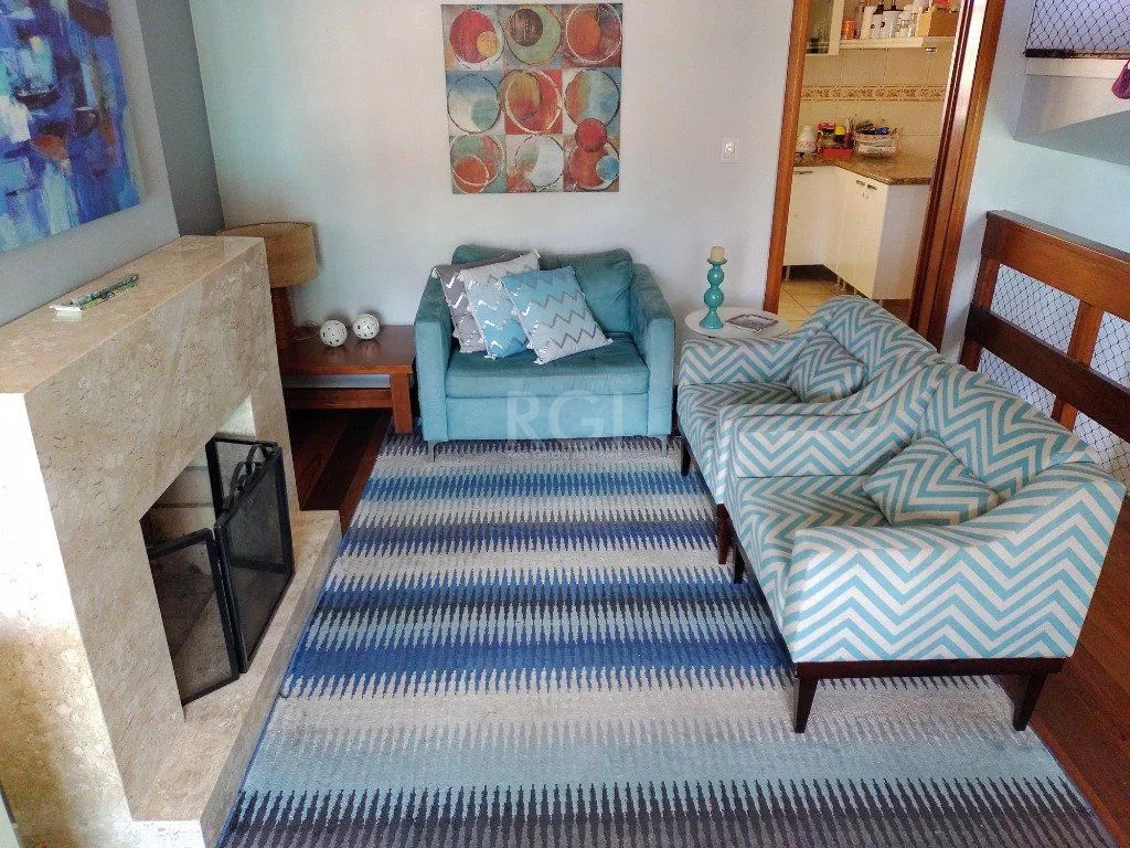 Imagem Excelente casa com 03 suíte, espaço gourmet com churrasqueira, living com lareira, pátio com piscina e garagem para 02 carros no bairro Espírito Santo