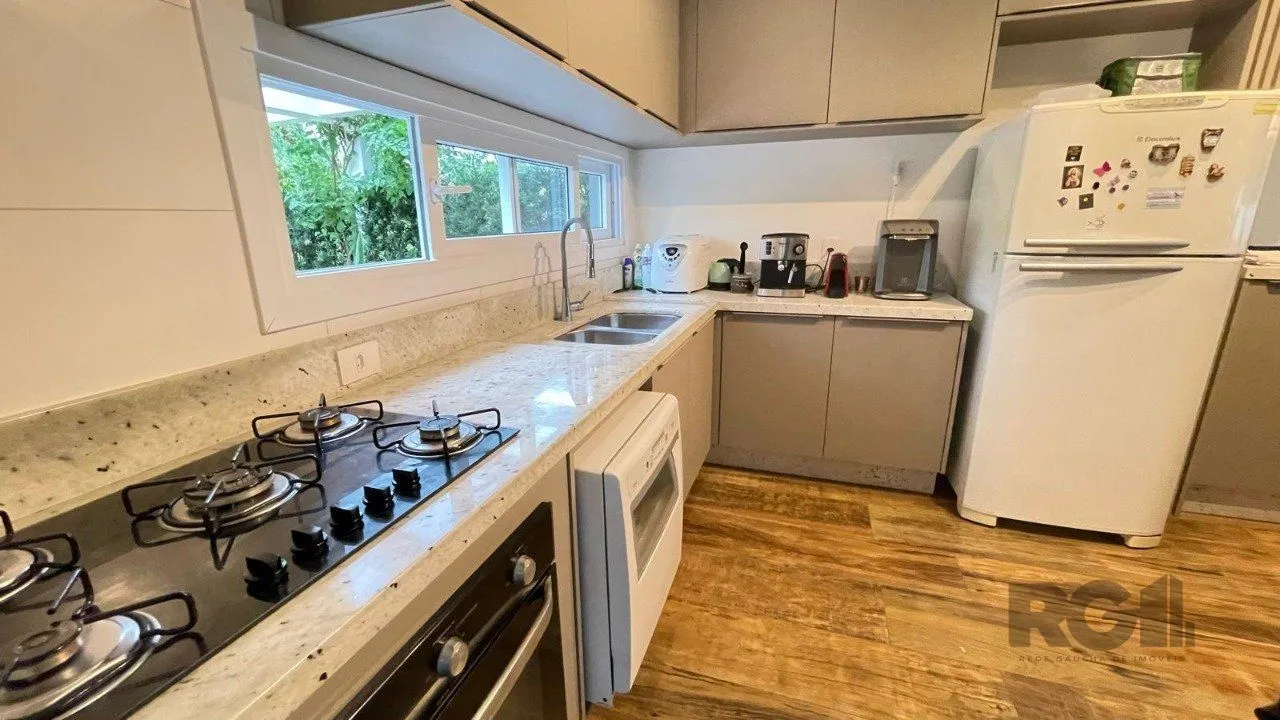 Imagem Casa em condomínio com 3 suítes, no bairro Pedra Redonda, Porto Alegre/RS