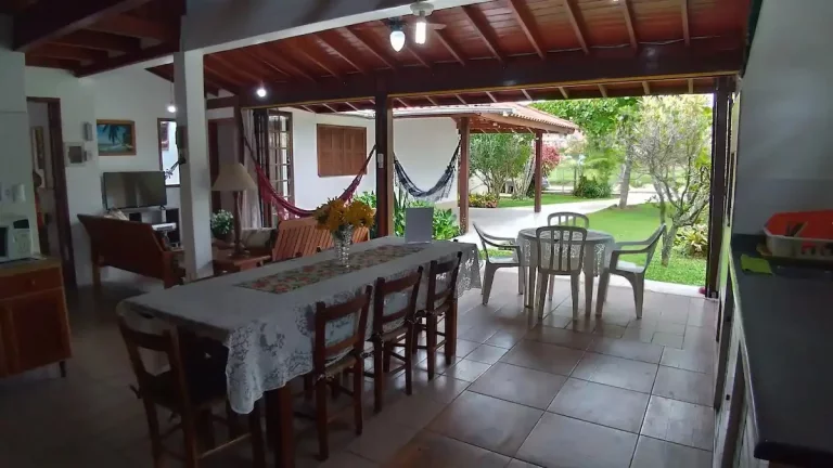 Imagem Casa espaçosa no centro de Garopaba-SC: 4 quartos, 3 salas e localização privilegiada!