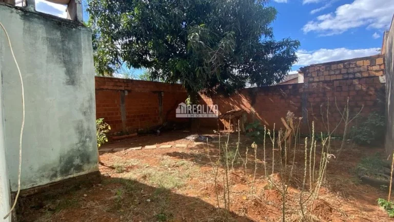 Imagem Casa à venda no Jardim Maracanã, Uberaba: 2 dormitórios, 3 garagens!