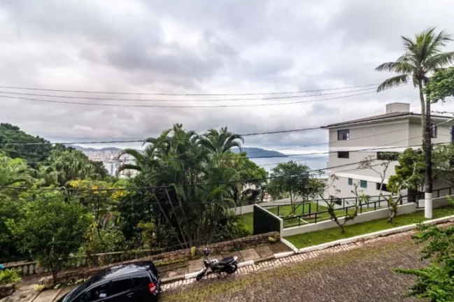 Imagem Sobrado no alto do Morro Santa Terezinha, 6 dormitórios, clost, hidro, dependência empregada independente, canil e 5 vagas.