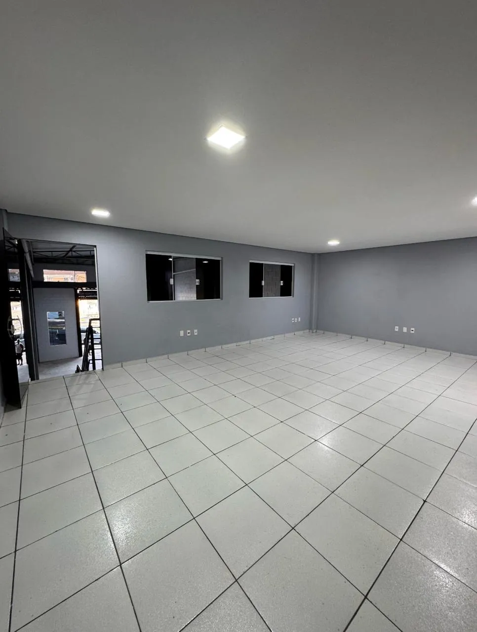Imagem Galpão para Locação em Sorocaba - 290m² com Mezanino e Estrutura Moderna