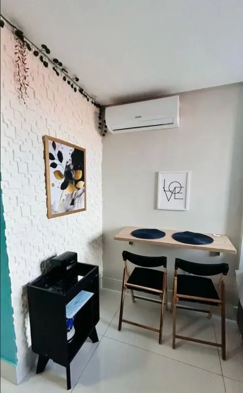 Imagem Flat mobiliado a 250 m do mar, pronto para locação por temporada, com piscina, elevador e condomínio fechado.