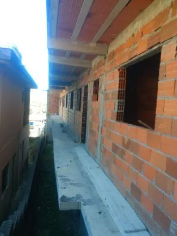 Imagem VENDA DE CASAS EM CONSTRUÇÃO NO MIRANTE, EM ARUJÁ/SP, são 06 casas com 03 cômodos cada e localização estratégica, ótimo para renda! CONSULTE-NOS.