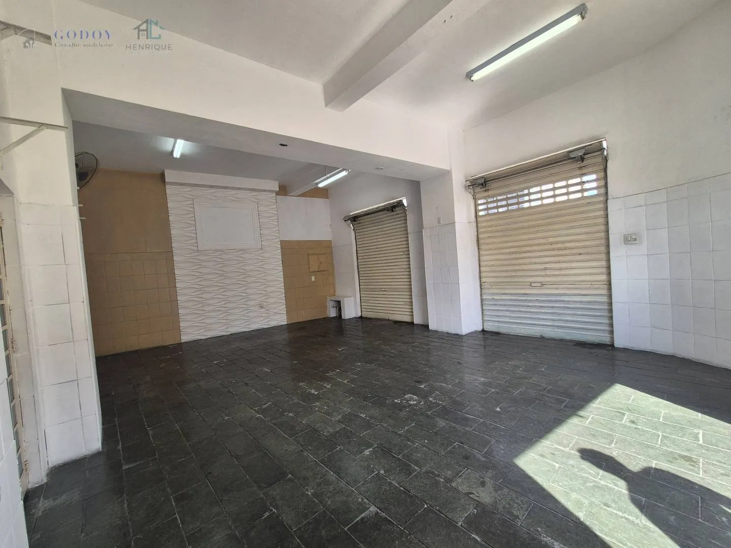 Imagem Ponto Comercial com Salão Amplo e 3 Portas de Esquina com 96,59 m²