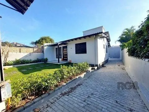 Imagem Excelente casa de 85m² com 2 dormitórios, piscina e 6 vagas.