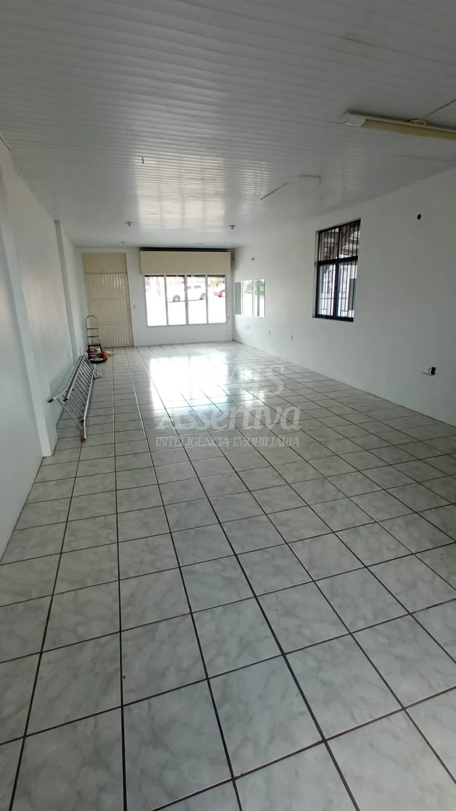 Foto do imóvel Sala comercial, térrea na Av. Coronel Travassos para locação