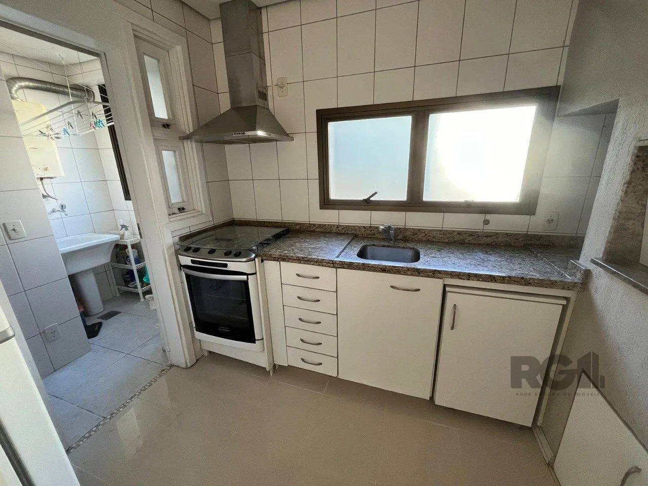 Imagem Apartamento de três quartos, suíte, churrasqueira e duas vagas de garagem (box duplo) no bairro Auxiliadora em Porto Alegre.