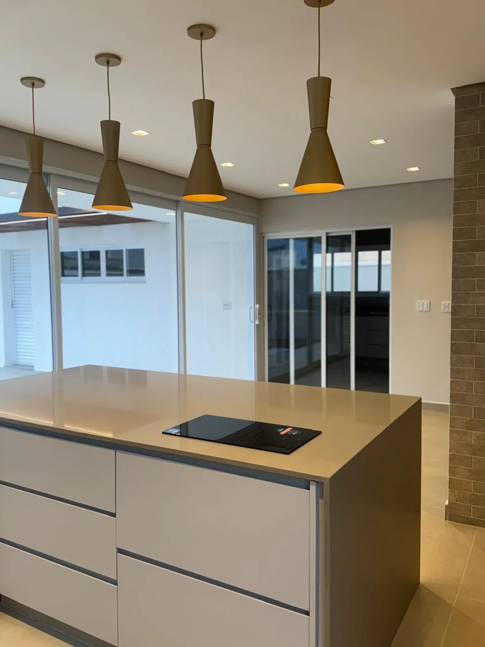 Imagem Sobrado de alto padrão à venda no Condomínio Mont Blanc, Sorocaba, com 3 suítes, piscina e 280 m²