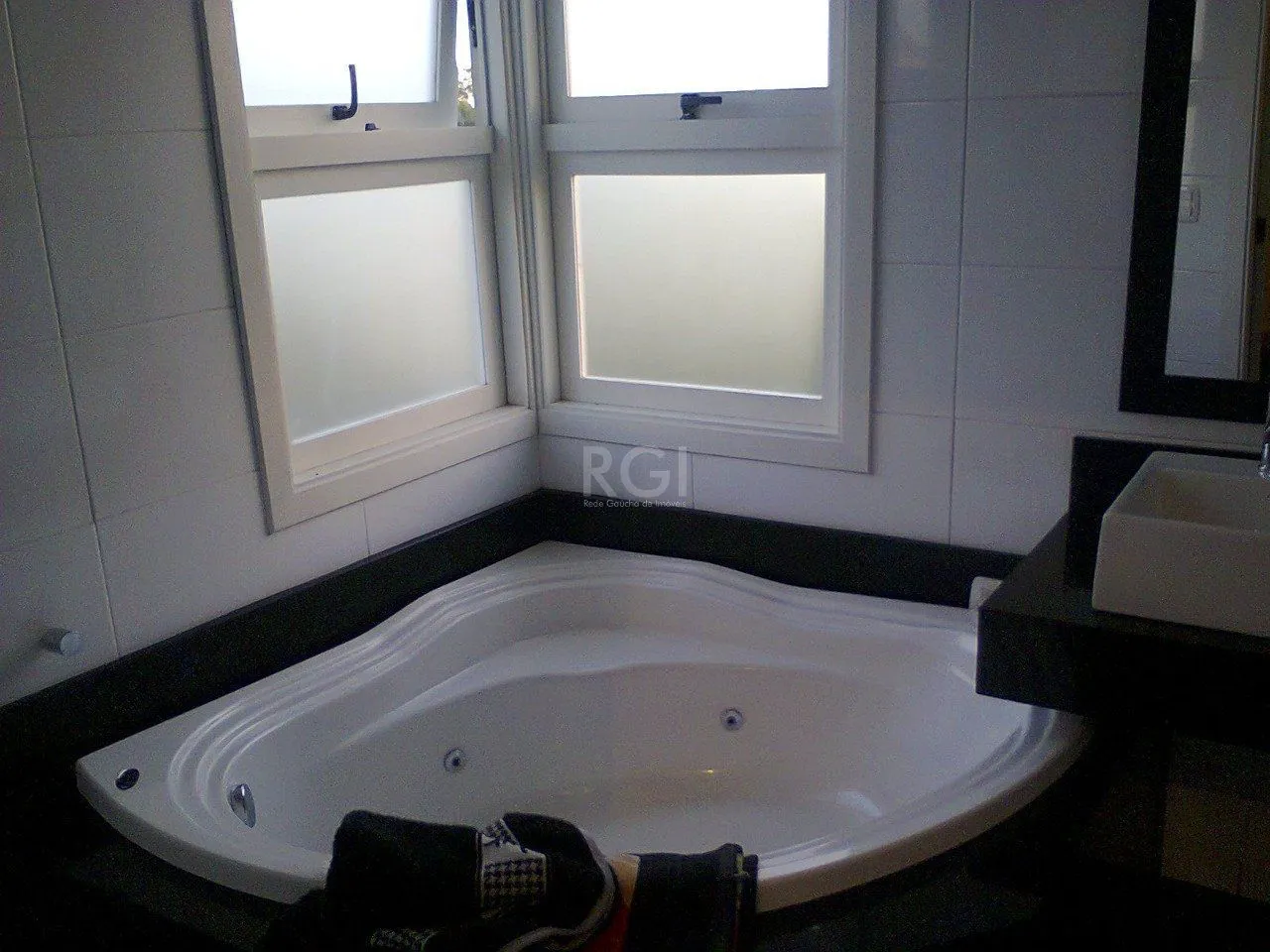 Imagem Casa para Venda - 272m², 3 dormitórios, sendo 1 suítes, 2 vagas - Hípica