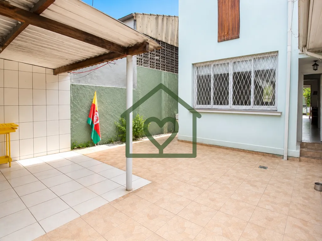 Imagem Casa em alvenaria, próxima à 24 de outubro no coração do Bairro Auxiliadora, com a seguinte comp...