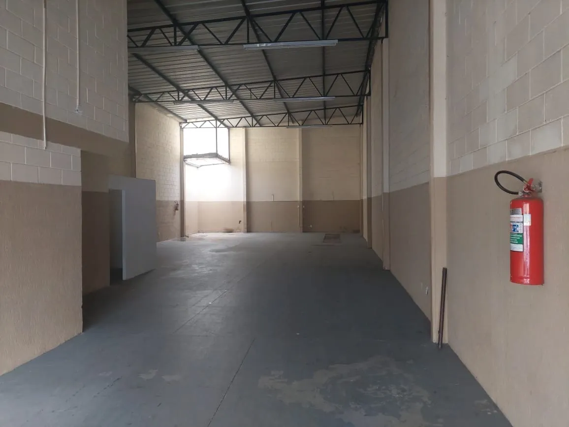 Imagem Prédio Comercial Moderno com Pé-Direito de 5,50m, Estacionamento, Escritório, Recepção e Luz Trifásica na Linha Verde