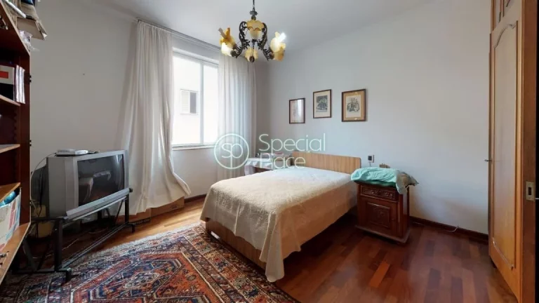 Imagem Apartamento super espaçoso com 325m2 de área privativa, 3 dormitórios ( 1 suíte) e 2 vagas na ga...