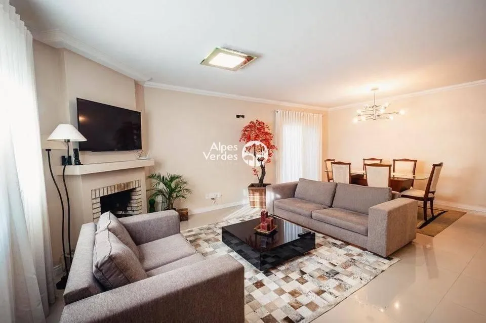 Imagem Vende-se Casa com 3 dormitorios no centro de Gramado 5 minutos da Rua Coberta