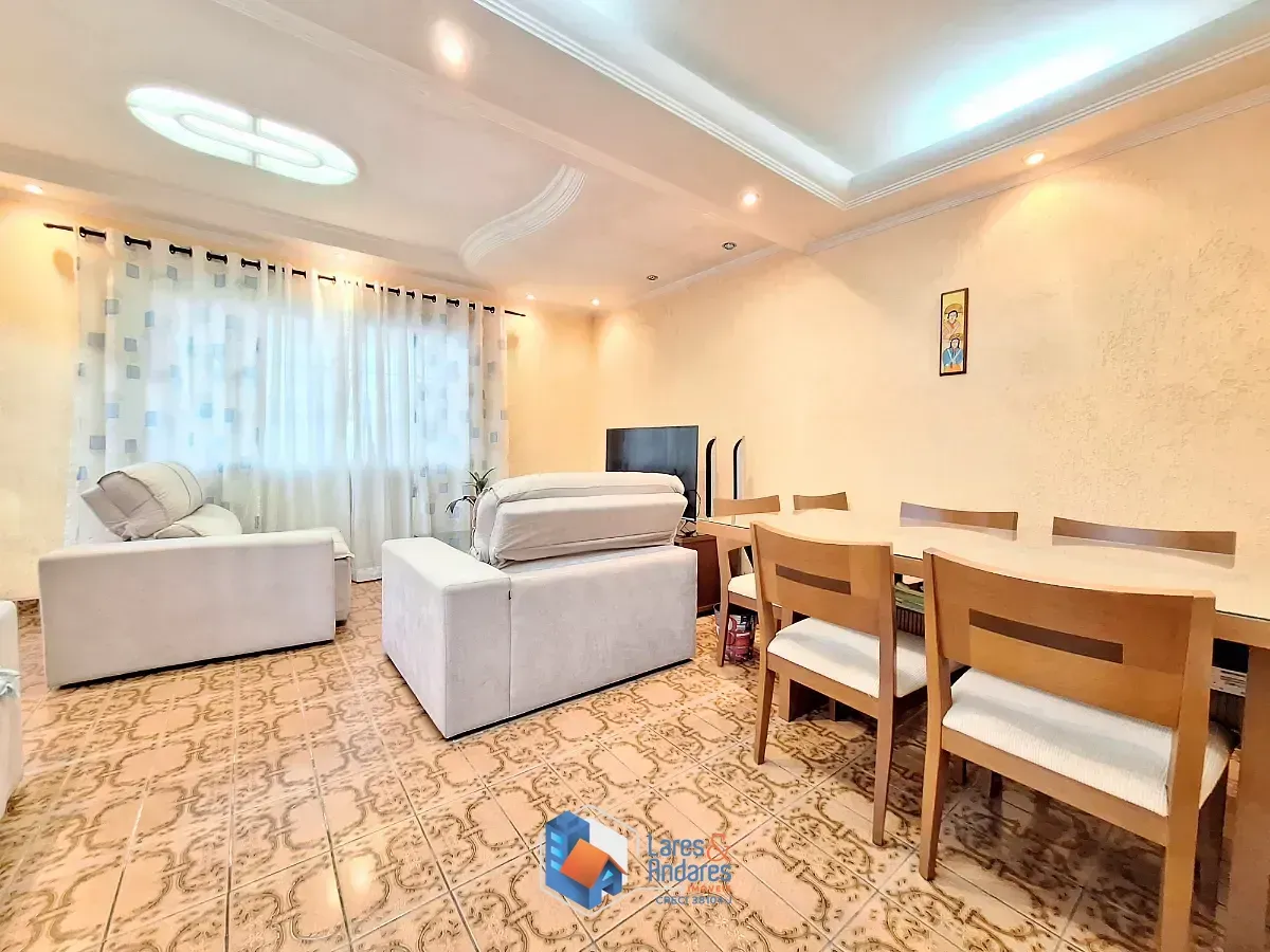 Imagem Sobrado para venda em Jardim Cecy com 2 quartos, 210m²