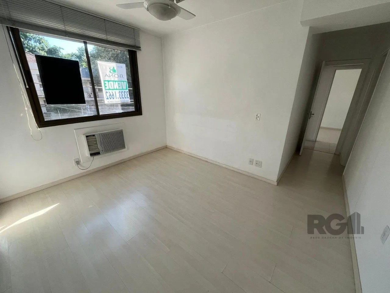 Imagem Apartamento de três quartos, suíte, churrasqueira e duas vagas de garagem (box duplo) no bairro Auxiliadora em Porto Alegre.