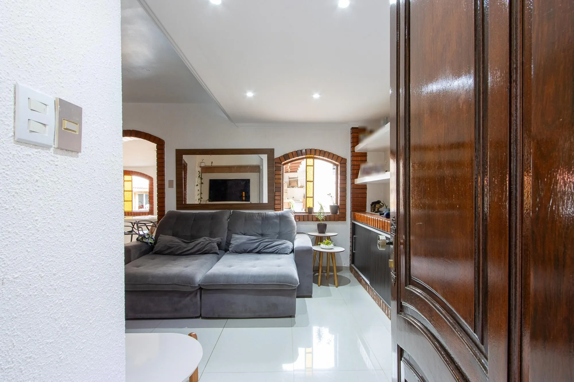 Imagem Casa de 4 dormitórios, 2 suítes, piscina, pátio e 2 vagas de garagem.