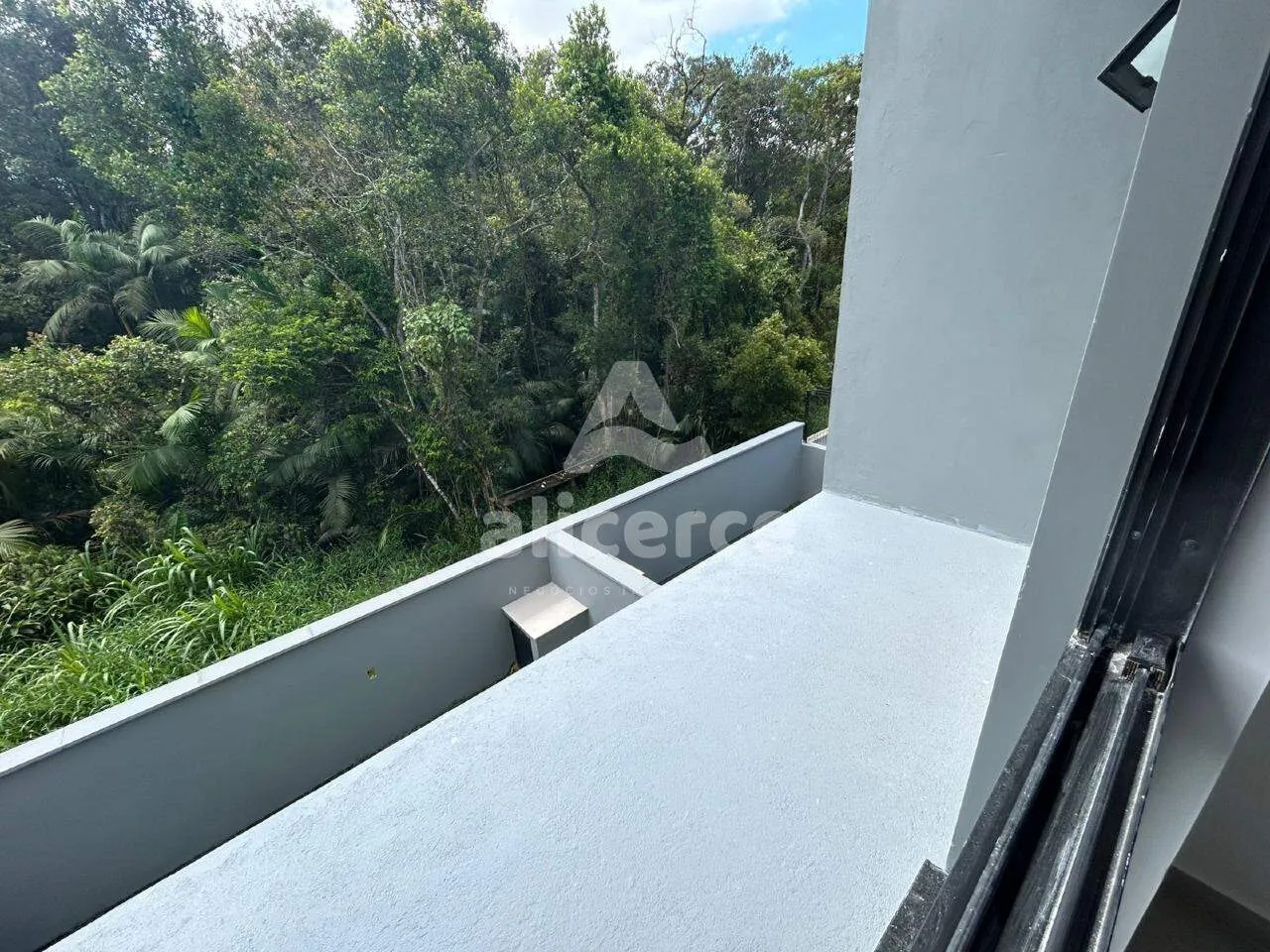Imagem Sobrado à venda com 2 quartos 2 suítes, 87m² em Forquilhas São José