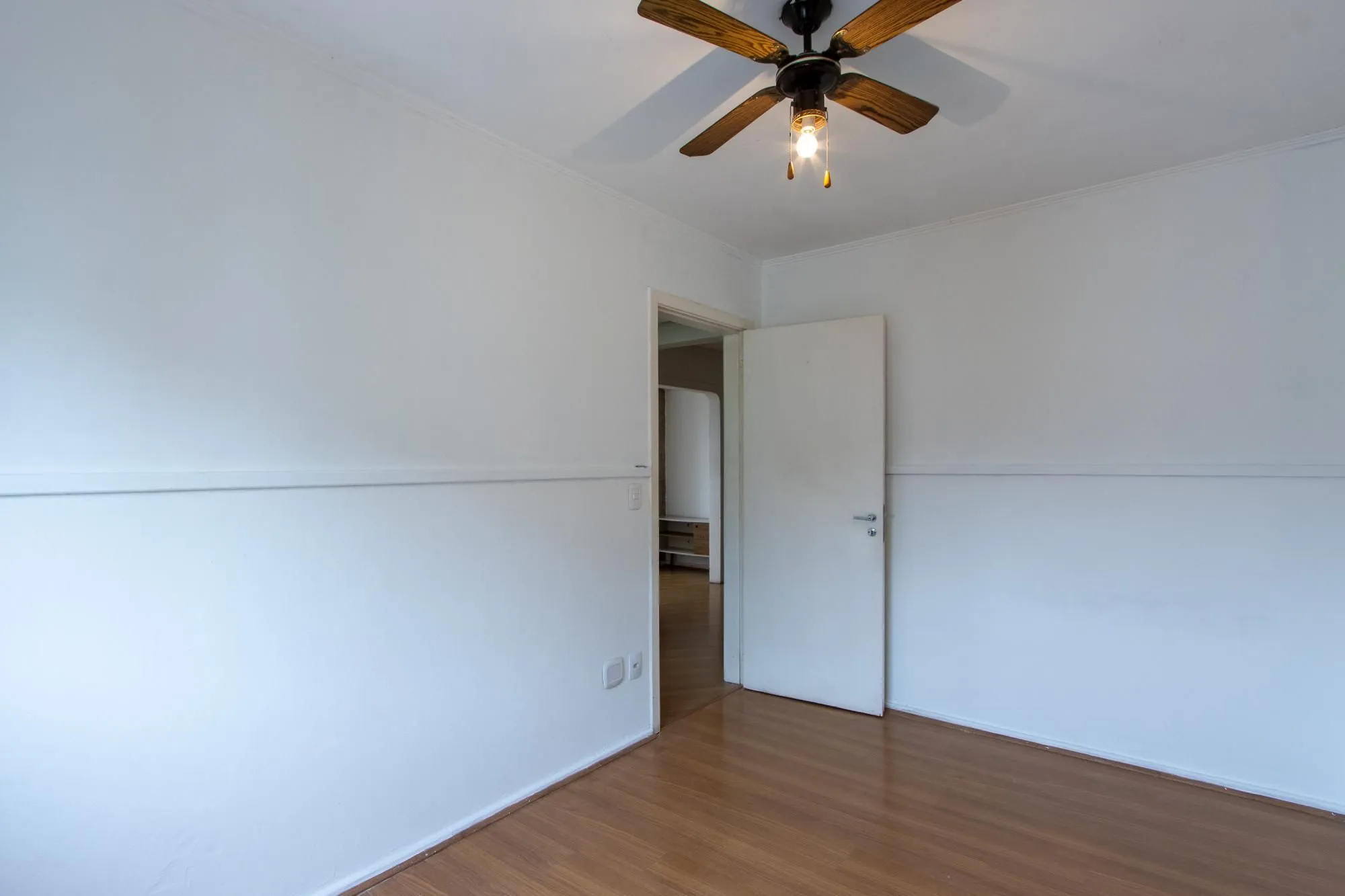 Imagem Cobertura com 137m², no Bairro Cristal, de 2 dormitórios, sento uma suíte, ampla sacada, churrasqueira, vista panorâmica, vaga coberta.