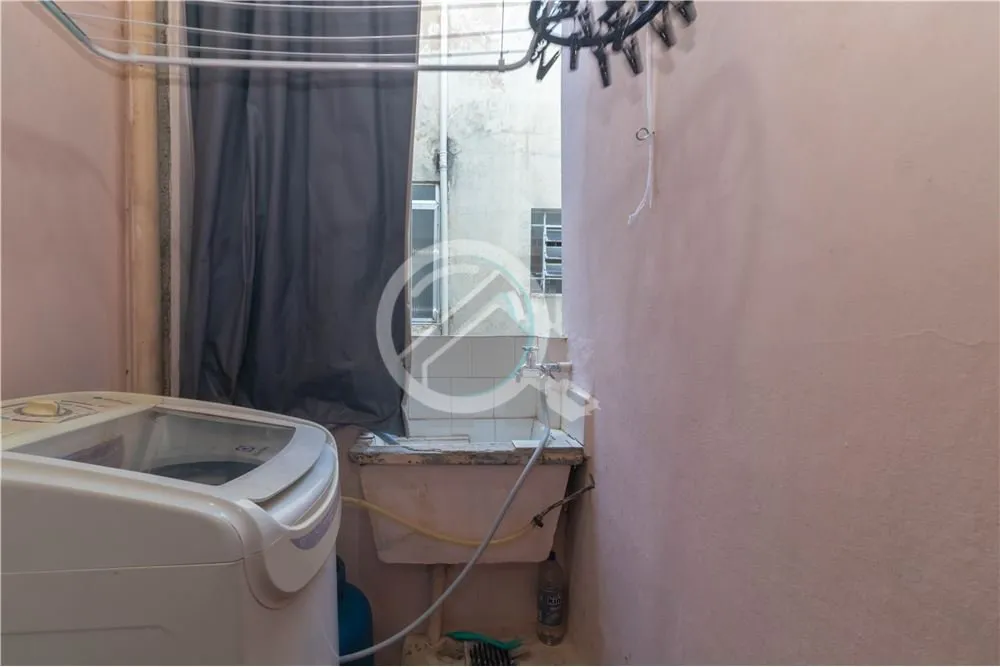 Imagem Amplo Apto. de 1 quarto com área de serviço, prédio com Elevador e Portaria com tag. Perto de tod...