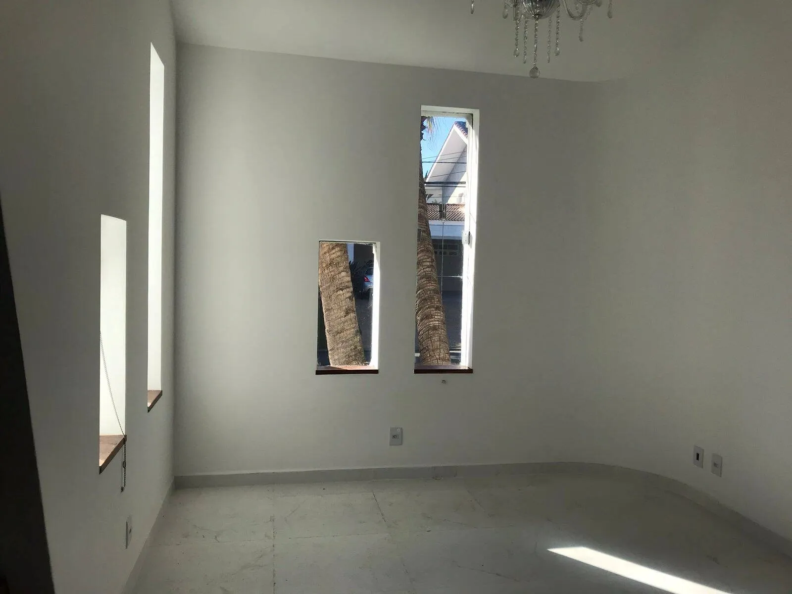 Imagem Casa Arejada em Alphaville Residencial Dois - 4 Quartos, 2 Suítes, Área de Lazer Completa e 4 Vagas