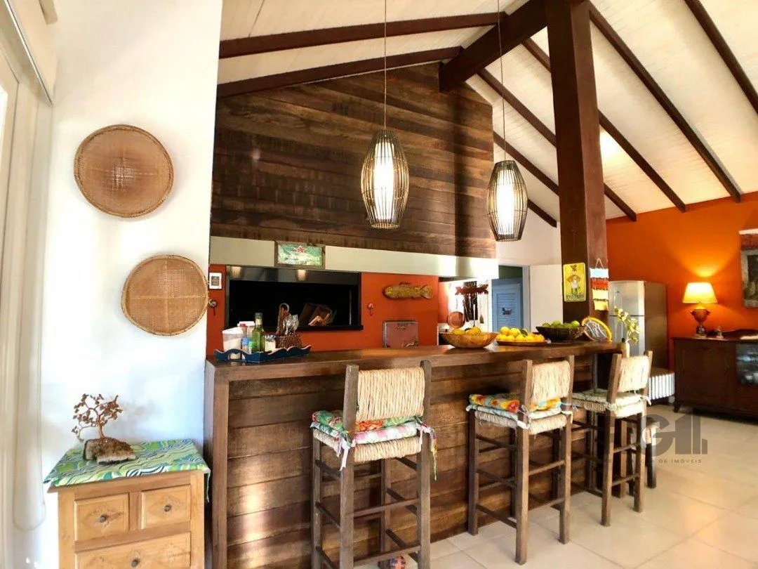Imagem EM ATLÂNTIDA, CASA COM 1140m², 320 m² DE ÁREA PRIVADA, 3 DORMS (1 SUÍTE)