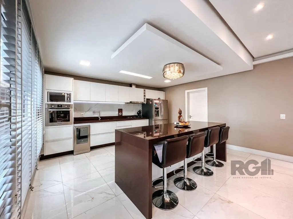 Imagem Excelente residência com aproximadamente 242m² privativos,