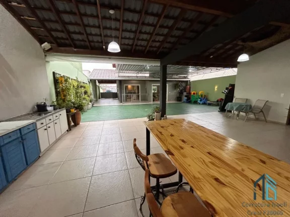 Imagem Sobrado com edícula, 05 quartos sendo duas suítes à venda no Atuba, divisa com Tingui, próximo ao Bacacheri em Curitiba PR