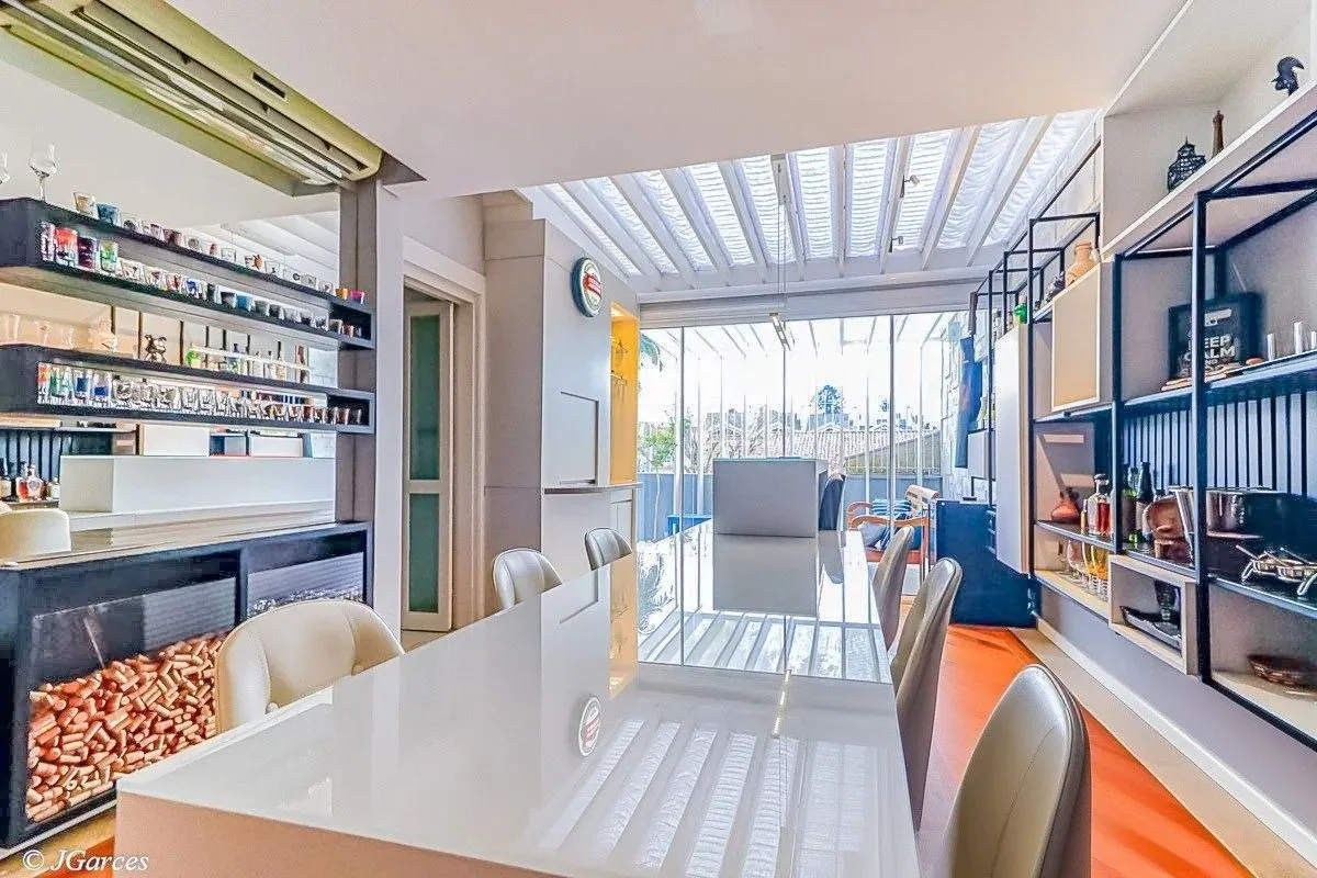 Imagem Casa em Condomínio à venda com 286m², 3 dormitórios, 1 suíte, 3 vagas, no bairro Jardim Isabel em Porto Alegre