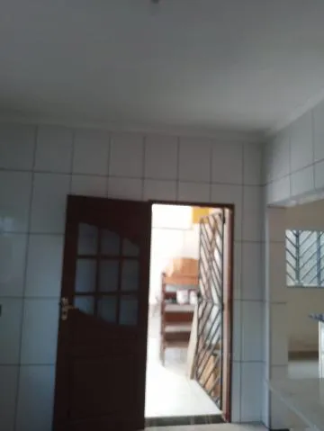Imagem VENDA DE CASA NO JORDANÓPOLIS, EM ARUJÁ/ SP, 150M², c/ 3 dorm, sendo 2 suítes, 3 salas, cozinha, escritório, lavanderia e 4 vagas p/ auto. CONSULTE-