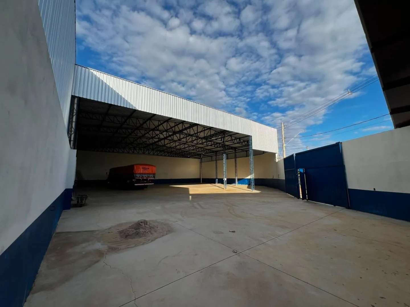 Imagem Galpão para alugar, 768 m² por R$ 6.500,00/mês - Planalto - Patos de Minas/MG
