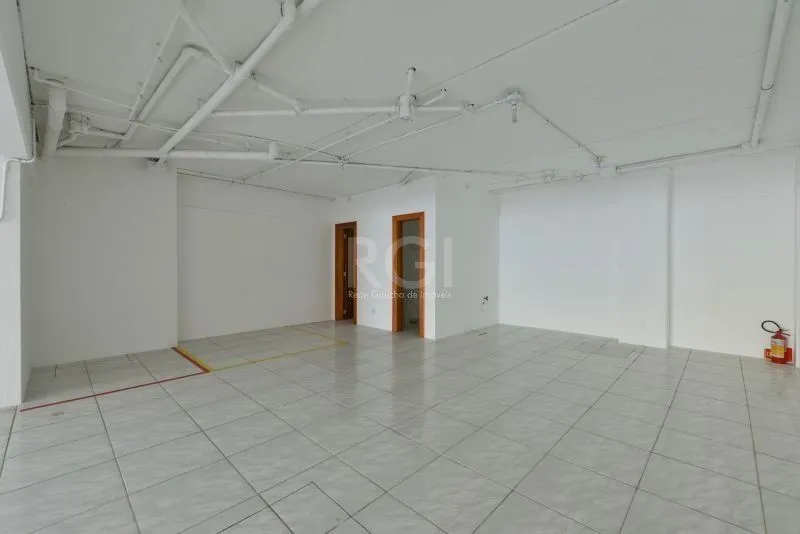 Imagem MÁFFER IMÓVEIS ALUGA - DEPÓSITO / PAVILHÃO Av. Voluntários da Pátria, 2822 - Floresta | Porto Alegre/RS Área privativa: 110 m² Vaga de garagem / carga e descarga