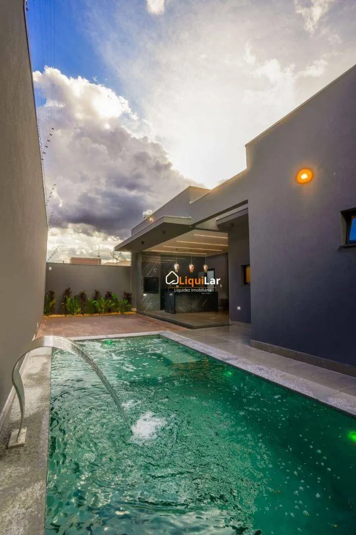 Imagem Casa Térrea de Alto Padrão na TV Morena com 3 Suítes, Piscina Aquecida e Pé-Direito Duplo