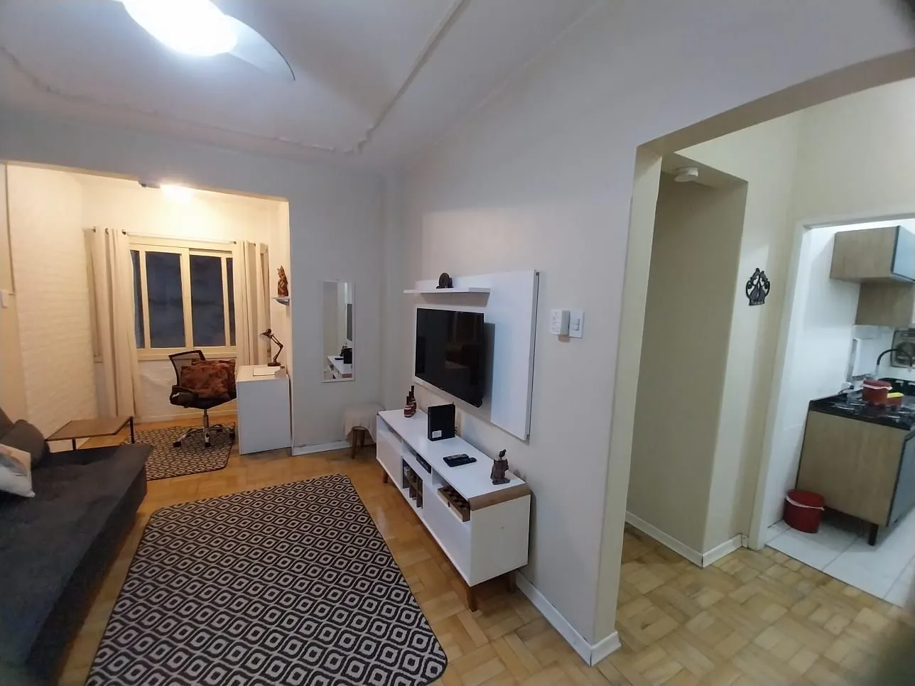 Imagem Oportunidade Excelente Apartamento 1D Mobiliado 2 piso com elevador Cidade Baixa.