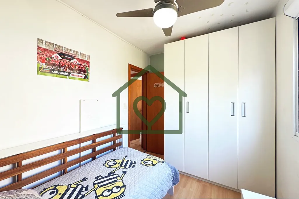 Imagem Apartamento no condomínio Plaza Cristal, em rua tranquila e segura. Tem 2 dormitórios, living para...