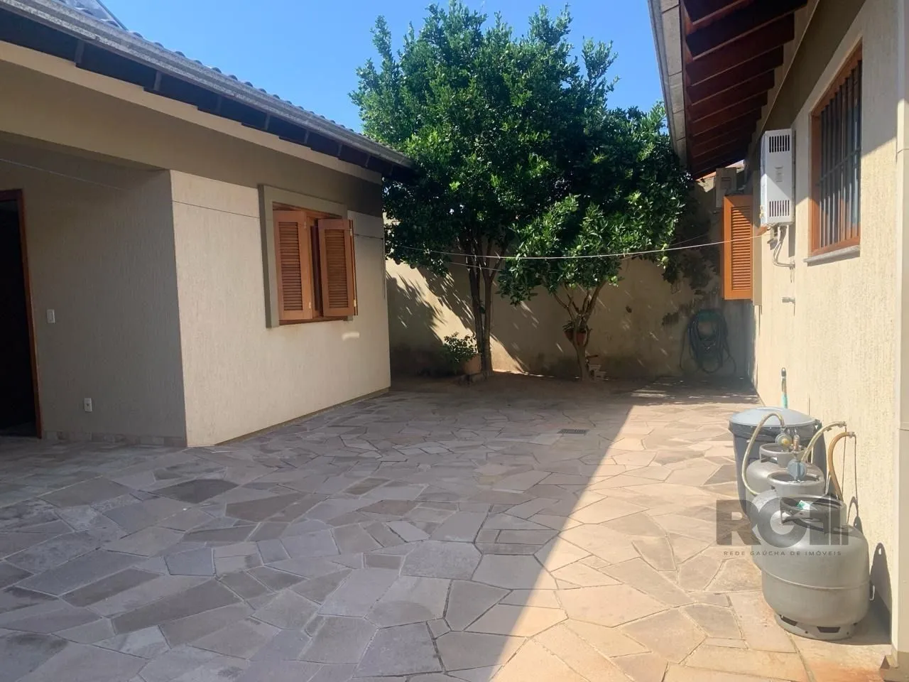 Imagem Casa com 3 quartos, 1 suíte, 3 vagas e 182m² para vender por R$ 890.000
