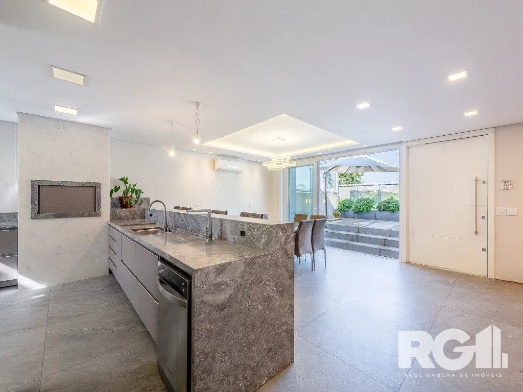 Imagem Espetacular casa nova à venda no bairro Três Figueiras! 3 suítes, 3 vagas, Generoso espaço gourmet com vista para a varanda, bem ensolarado.