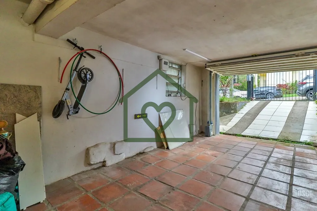 Imagem Bem-vindo a esta encantadora casa à venda em Porto Alegre, situada no coração do bairro Santo Ant...