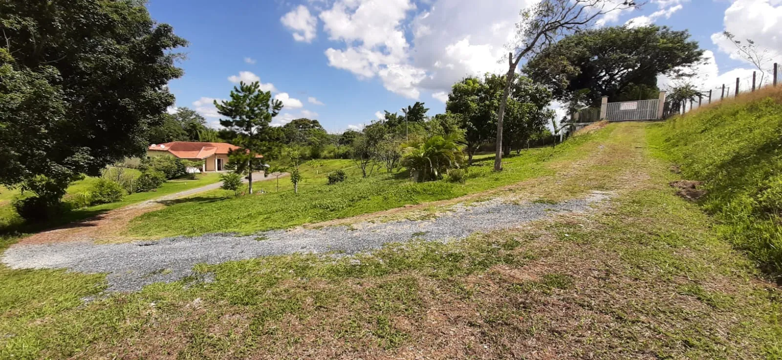 Imagem Chácara à venda em Araçoiaba da Serra - 4 quartos, 1 suíte, 3 banheiros, 3 vagas - Imperdível!
