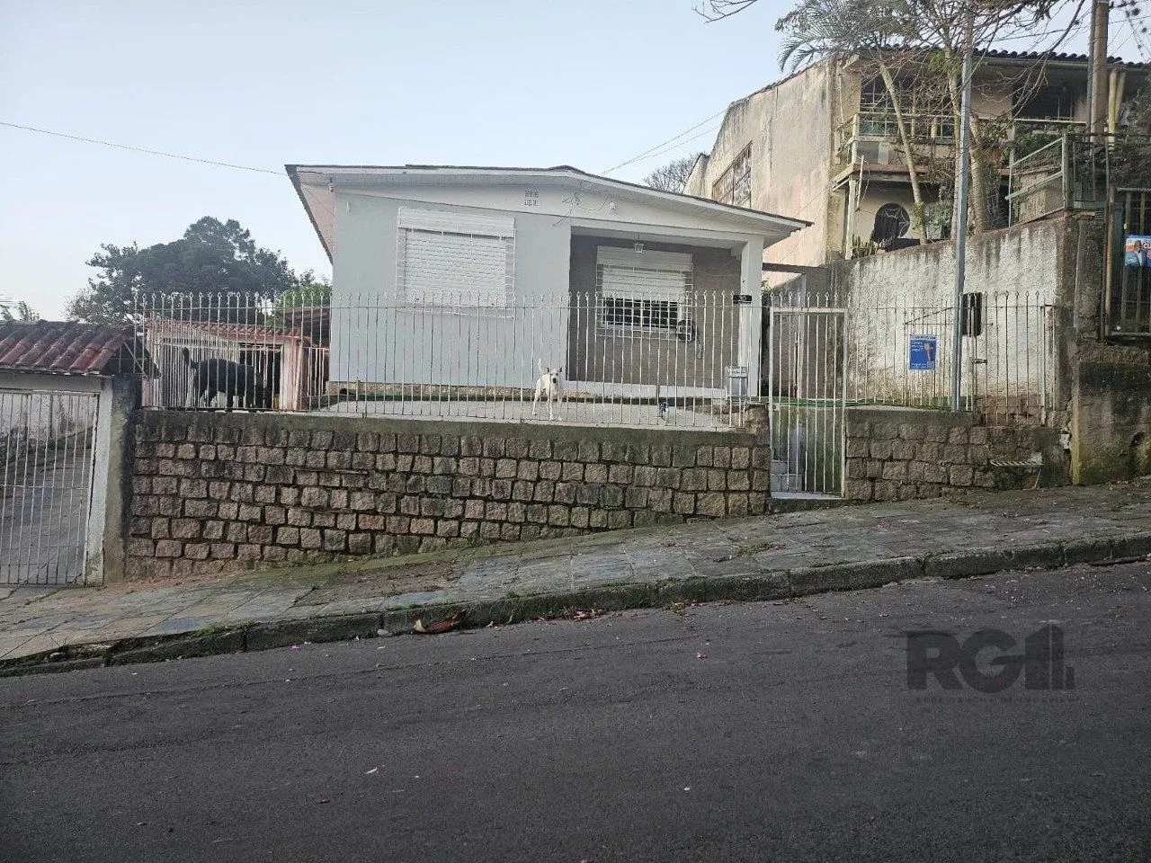 Imagem Terreno com casa com 3 quartos, vaga de garagem, no bairro Ipanema, Porto Alegre/RS