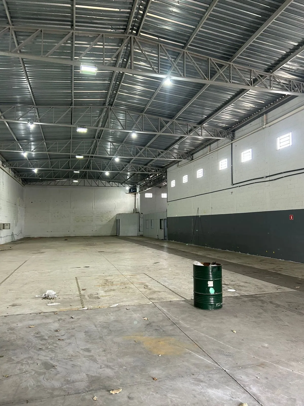Imagem Galpão Industrial e Comercial de 825 m² em Taubaté - Acesso para Dutra