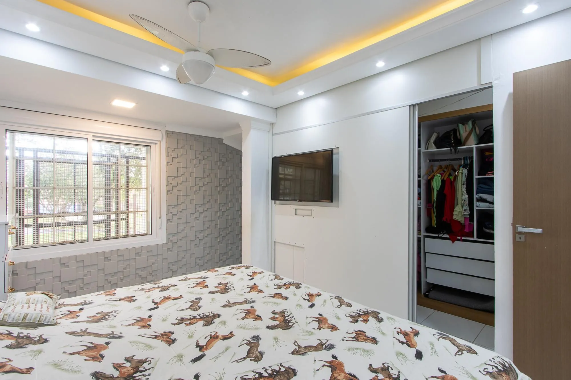 Imagem Casa de 4 dormitórios, 2 suítes, piscina, pátio e 2 vagas de garagem.