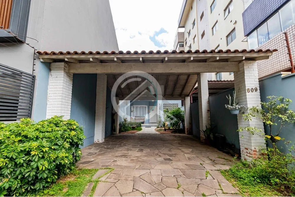 Imagem Encante-se com esta casa excepcionalmente bem localizada no coração do bairro Petrópolis! Com uma...