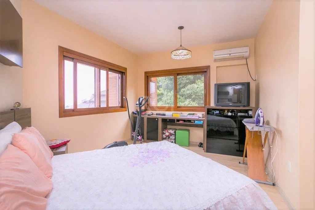 Imagem Casa para Venda - 279m², 3 dormitórios, sendo 1 suites, 4 vagas - Teresópolis