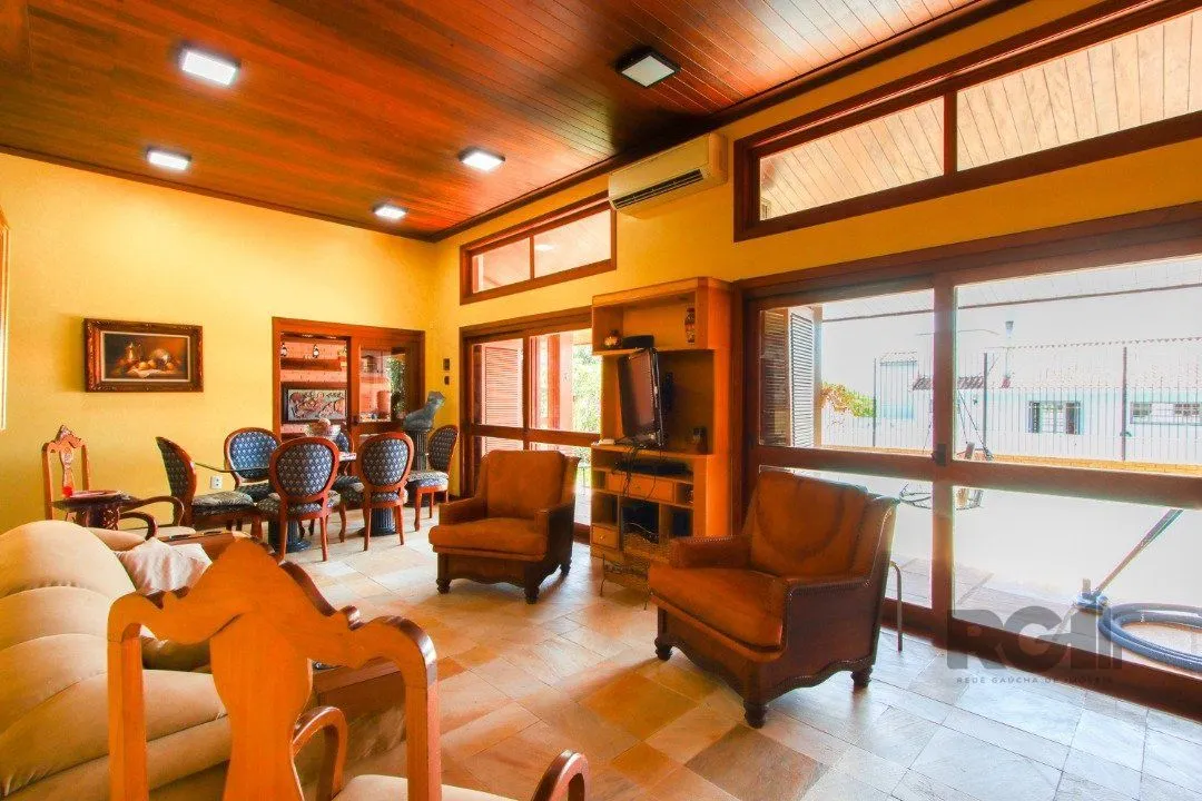 Imagem Casa com 4 dormitórios, sendo 1 suíte, com 2 vagas cobertas, no bairro Nonoai, Porto Alegre, RS