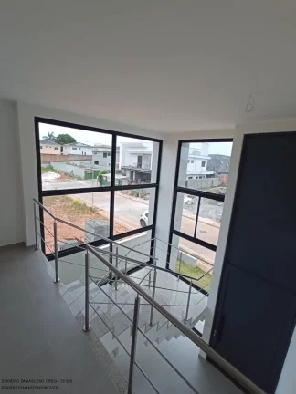 Imagem Luxuosa casa em condomínio à venda em Lauro de Freitas-BA, no bairro Buraquinho, com 4 quartos, 4 suítes, 2 salas, 1 banheiro, 2 vagas de garagem e 350m² de área.
