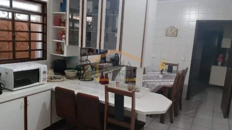 Imagem Sobrado à venda com 115m² de área construída em terreno de 5x25. Conta com sala para dois ambien...